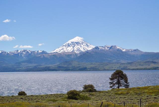 Volcán Lanin y lago Huechulafquen
